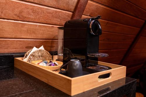 a coffee maker sitting in a wooden box at Cabana Ewaré in Presidente Figueiredo