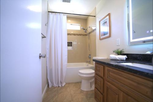 uma casa de banho com um WC, um lavatório e um chuveiro em Cozy 3BR: AC & Great Location em San José