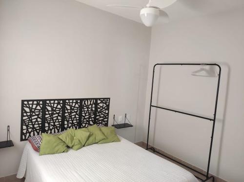 Ένα ή περισσότερα κρεβάτια σε δωμάτιο στο Apartamento inteiro no Bairro Santa Mônica