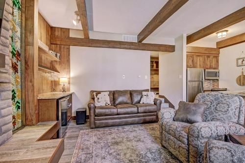 uma sala de estar com um sofá e uma lareira em Tamarisk 103 by Great Western Lodging em Breckenridge