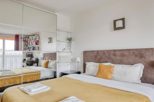 パリにあるSuperb & Luminous T4 apartment in Montmartreのベッドルーム1室(ベッド2台、鏡付)