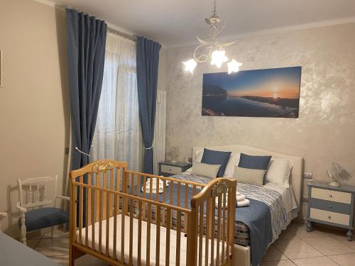 - Dormitorio para bebés con cuna y cama en CASA ROSSA CASTELFIDARDO, en Castelfidardo