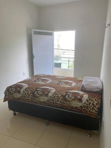 A bed or beds in a room at Kitnet Mobiliada em Tauá