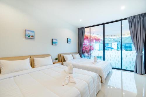 En eller flere senge i et værelse på P Henry&App2 Poolvilla Huahin