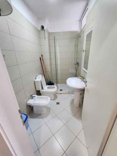 uma casa de banho com 2 WC e um lavatório em Studio holidays em Shëngjin
