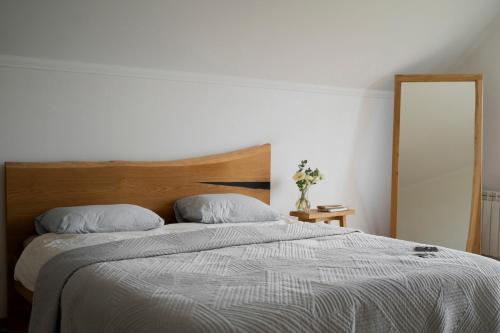 - une chambre avec un grand lit et une tête de lit en bois dans l'établissement Dublin Suburban Haven, à Dublin