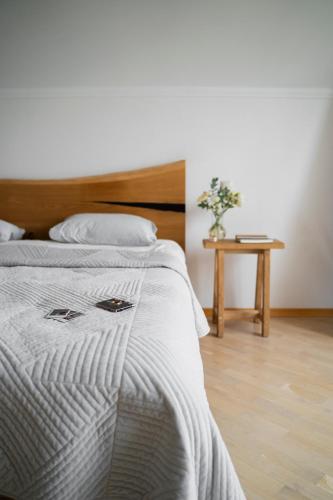 - une chambre avec un lit doté d'une tête de lit en bois et d'une table dans l'établissement Dublin Suburban Haven, à Dublin