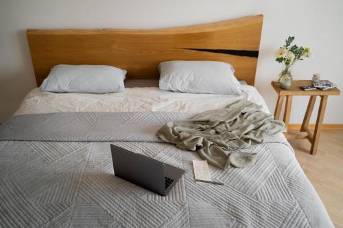 1 cama con ordenador portátil encima en Dublin Suburban Haven en Dublín