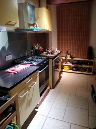 une cuisine avec une cuisinière et un comptoir dans l'établissement maison de village, a la semaine min, bord de mer, à Les Sables Vignier