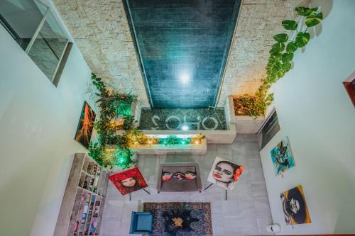 Soho Playa Hotel في بلايا ديل كارمن: اطلالة علوية على مسبح في بيت