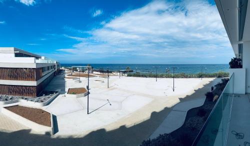 濱海帕爾姆的住宿－New Luxury Apartment First Line Sea View，背景是大海的滑冰公园