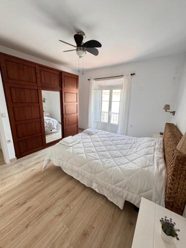 a bedroom with a bed and a ceiling fan at Cabildo 2 in Sanlúcar de Barrameda