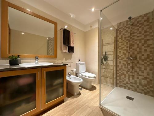 La salle de bains est pourvue de toilettes, d'un lavabo et d'une douche. dans l'établissement Marina Apartment, à Lagos