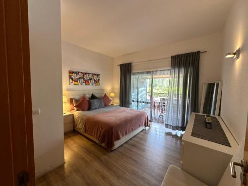 拉古什的住宿－Marina Apartment，一间卧室设有一张床和一个大窗户