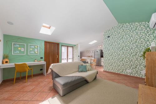 VertemateにあるVilla Frida, New Apartment Como&Milanoのソファとキッチンのあるリビングルーム