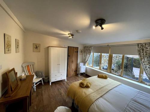 1 dormitorio con 1 cama, escritorio y ventanas en The Apple Press - Sweethay en Taunton