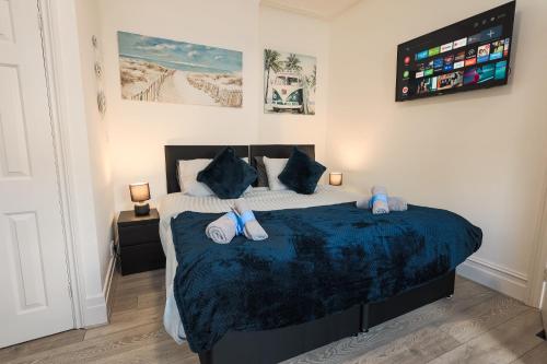 Un pat sau paturi într-o cameră la Seaside Studio 1 - Central location