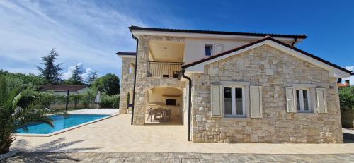 uma villa com uma piscina e uma casa em Villa Martina em Pinezici