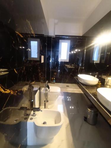 een badkamer met 3 wastafels en 2 spiegels bij Cuore di Napoli Centro in Napels