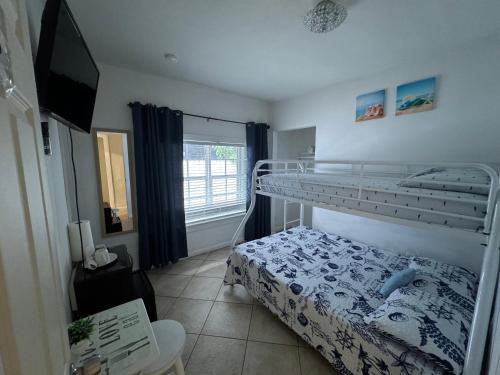 1 dormitorio con litera y TV en B5 Best Value on Private Bedroom with Private Bathroom in Little Havana, Miami, en Miami