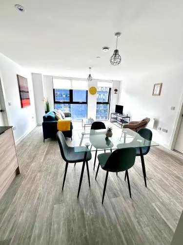 Fresh 2Bed 2Bath Apartment 2mins drive to Man Utd Stadium photo 1
