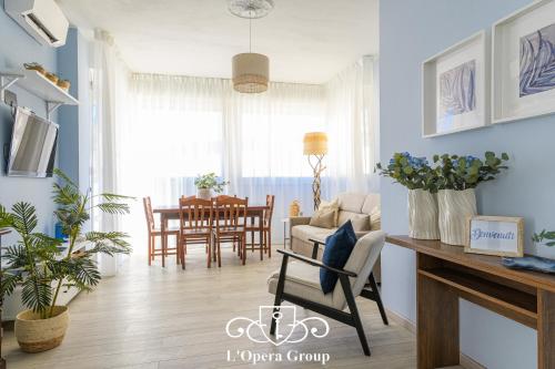 Una sala de estar con una silla y una mesa. en Scent of the Sea Apartment - L'Opera Group, en La Spezia