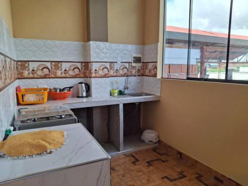 uma cozinha com um fogão e uma bancada em Disfruta la Selva Peruana Pto.M em Puerto Maldonado
