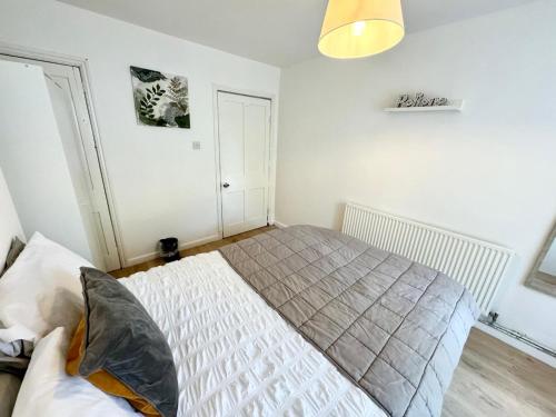 A bed or beds in a room at Comfy Room Near Bristol City Centre