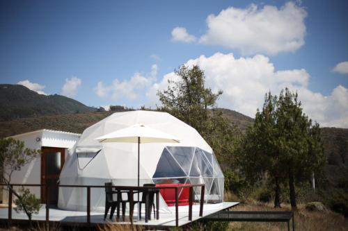 Nespecifikovaný výhled na hory nebo výhled na hory při pohledu z luxury tent