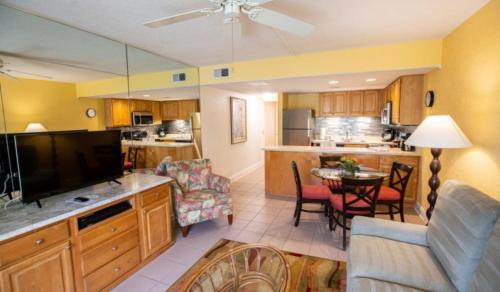 1 Bedroom Condo with full kitchen in resort, near Disney Floridaにあるキッチンまたは簡易キッチン