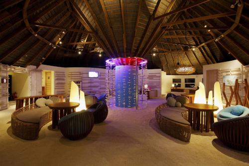 Posezení v ubytování Centara Ras Fushi Resort & Spa Maldives - 50 percent discount on transfers for min 4 nights stay and more, valid for reservations between 11th Feb till 22 Dec 2025