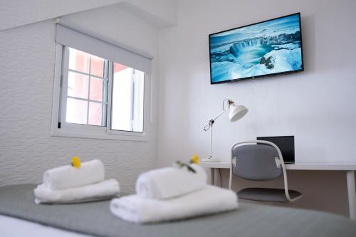 a white room with a desk and a chair at Casa El Drago 1 in Breña Baja