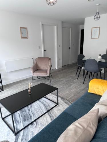 Fresh 2Bed 2Bath Apartment 2mins drive to Man Utd Stadium photo 6