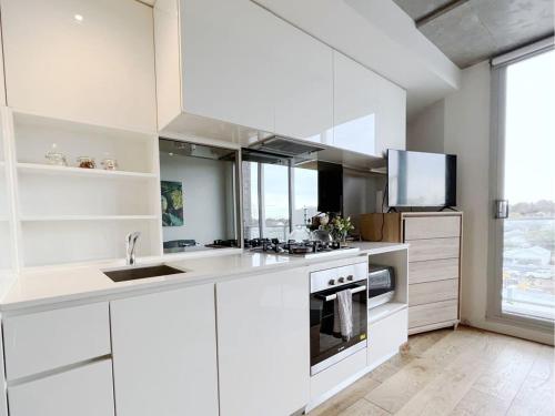 A kitchen or kitchenette at Apartment on Regent