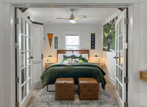 1 dormitorio con 1 cama con edredón verde en Step into School Spirit at the Golden Dome Getaway en South Bend