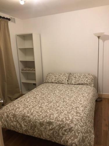 - une chambre avec un lit et une étagère dans l'établissement Marlay & Mountain Retreat, à Dublin