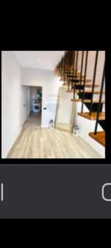una habitación con una escalera en una casa en Vila DB, 