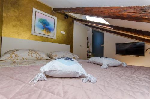 Un pat sau paturi într-o cameră la Apartment Jacuzzi Sky