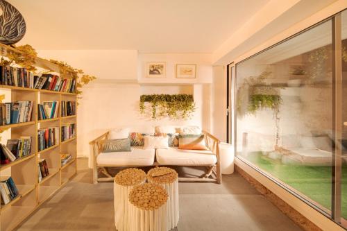 sala de estar con sofá y ventana en Hostal Bonanza, en Sitges