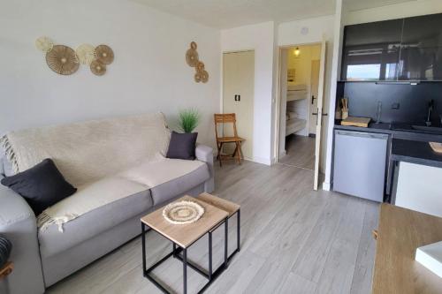 un salon avec un canapé et une table dans l'établissement Beautiful family studio in the heart of Fréjus, à Fréjus