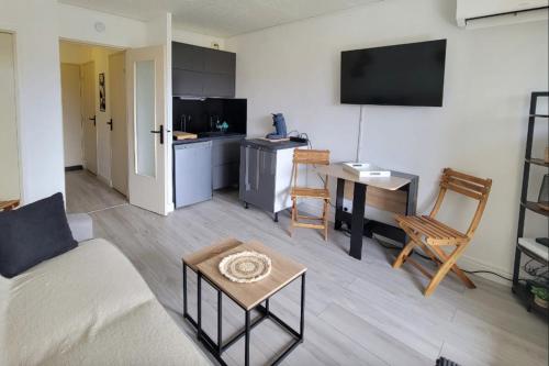 un salon avec un canapé et une table dans l'établissement Beautiful family studio in the heart of Fréjus, à Fréjus