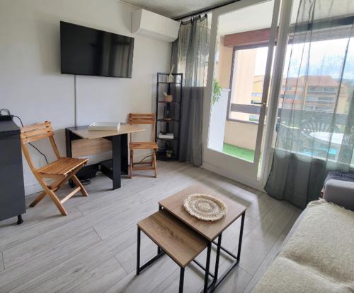 un salon avec un canapé et une table dans l'établissement Beautiful family studio in the heart of Fréjus, à Fréjus