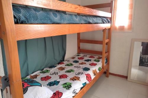 - un lit superposé avec un couvre-lit dans l'établissement Superb apartment close to the sea in Barcarès, au Barcarès