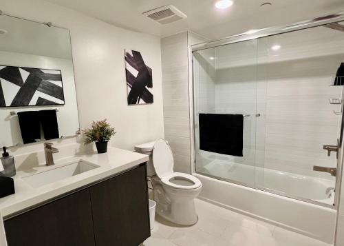 e bagno con lavandino, servizi igienici e doccia. di Century City Cozy 2 Br 4 Sleeps Crib W Parking 505 a Los Angeles