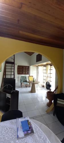 a living room with an archway and a table and chairs at Refúgio do Paraiso in Lucena