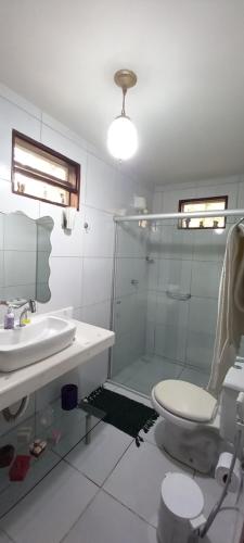 W łazience znajduje się umywalka, toaleta i prysznic. w obiekcie Refúgio do Paraiso w mieście Lucena
