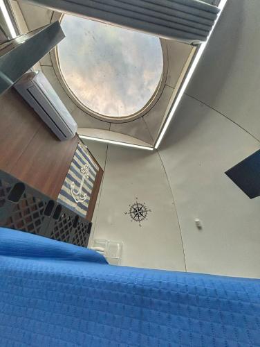 a room with a ceiling with a clock on it at Iglú Gulliver a 6 minutos de la playa en auto in Barra de Navidad