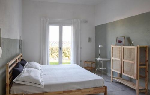 Un dormitorio con una cama grande y una ventana. en Villa Harmony Retreat, en Budoni