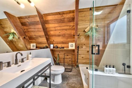 Ένα μπάνιο στο Külhaus Cabin - Modern A-frame BBQ Adventure