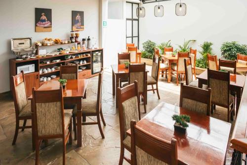 מסעדה או מקום אחר לאכול בו ב-Mirador del Monasterio